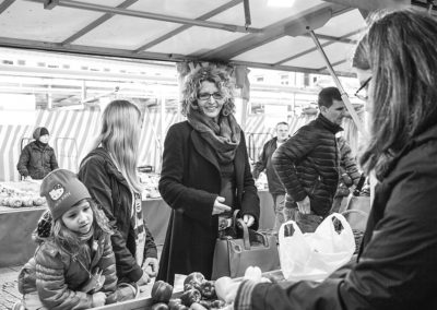 Privat mit ihren Töchtern auf dem Markt