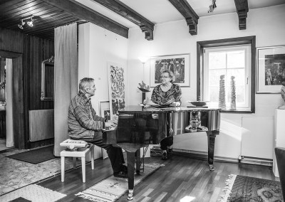 Privat hört sie ihrem Partner beim Klavierspielen zu