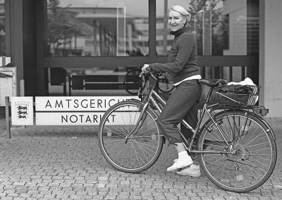 Irene K. privat mit Lockenwicklern vor dem Amtsgericht (5 Min. vor Dienstantritt)