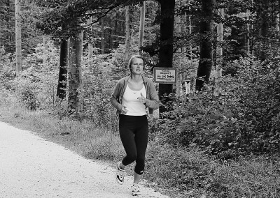 Dr. Heidrun F. privat beim Joggen im Wald