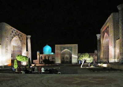 Registan-Platz bei Nacht