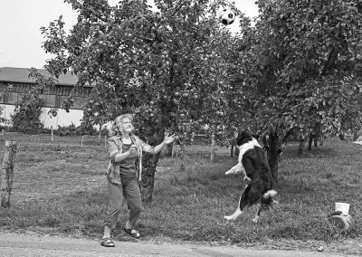 Privat Ball spielend mit ihrem Hund