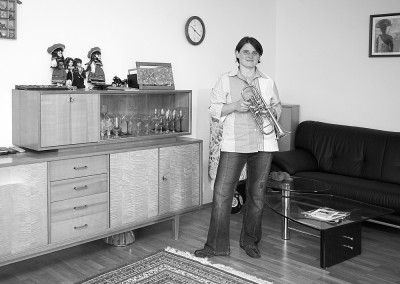 Privat im Wohnzimmer mit Trompete