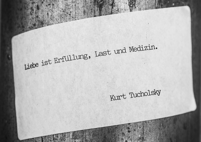 Aufkleber "Liebe ist"