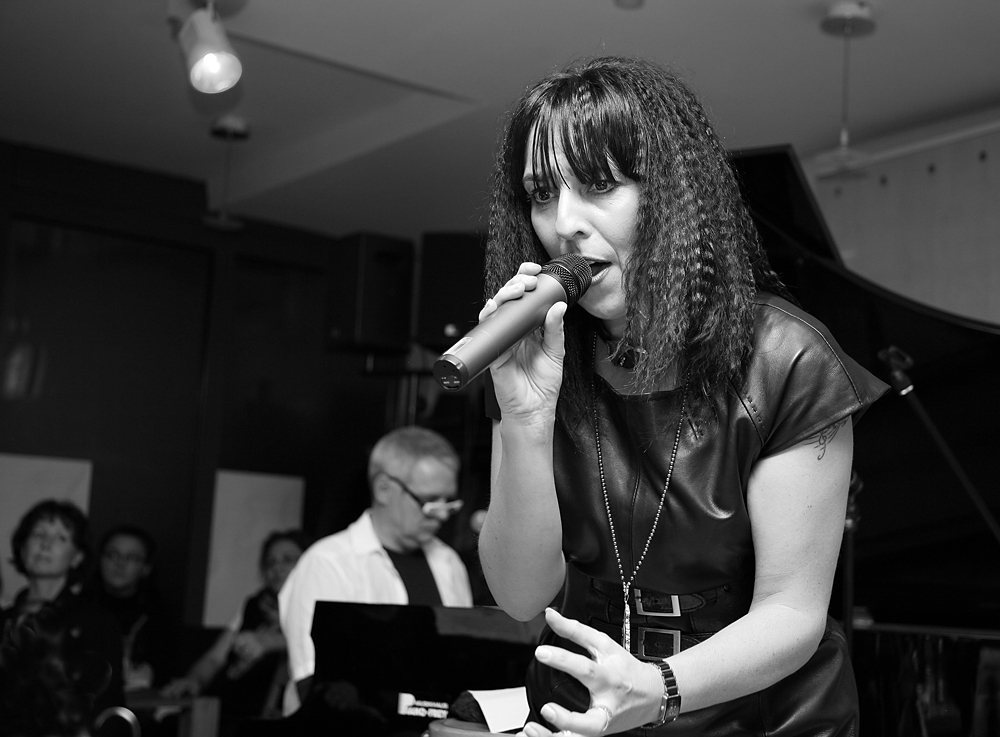Iris Trevisan, Sängerin