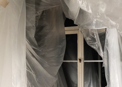 Fenster, verhüllt mit Plastikfolie