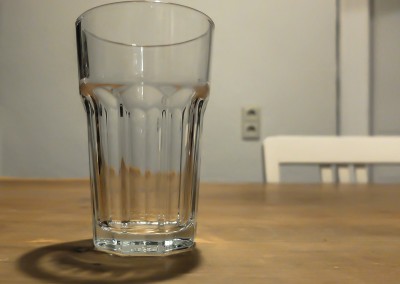 Glas auf dem Küchentisch