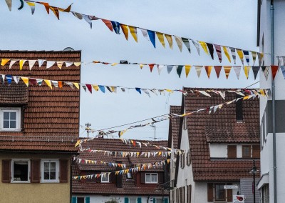 Eningen mit Fasnachts-Beflaggung