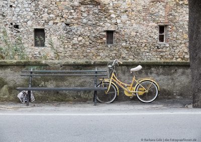 Altes Fahrrad vor noch älterer Mauer