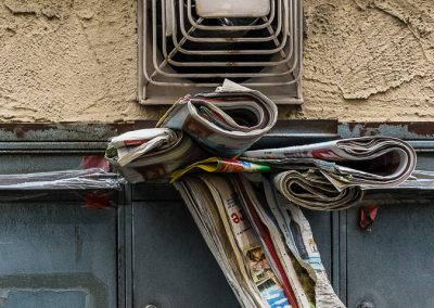 Briefkasten mit nassen Zeitungen