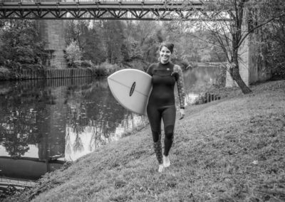 Lena S. privat mit dem Surfbrett am Neckar