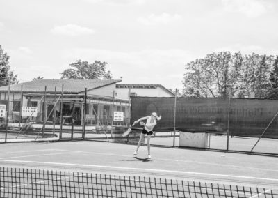 Mona G. spielt privat wettkampfmäßig Tennis