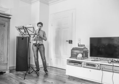 Barbara G. privat beim Klarinette-Spielen