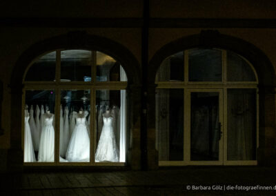 Beleuchtetes Schaufenster mit Hochzeitskleider in der Nacht