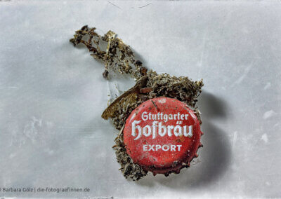 Ein alter, roter, schmutziger Flaschendeckel mit der Aufschrift "Stuttgarter Hofbräu"